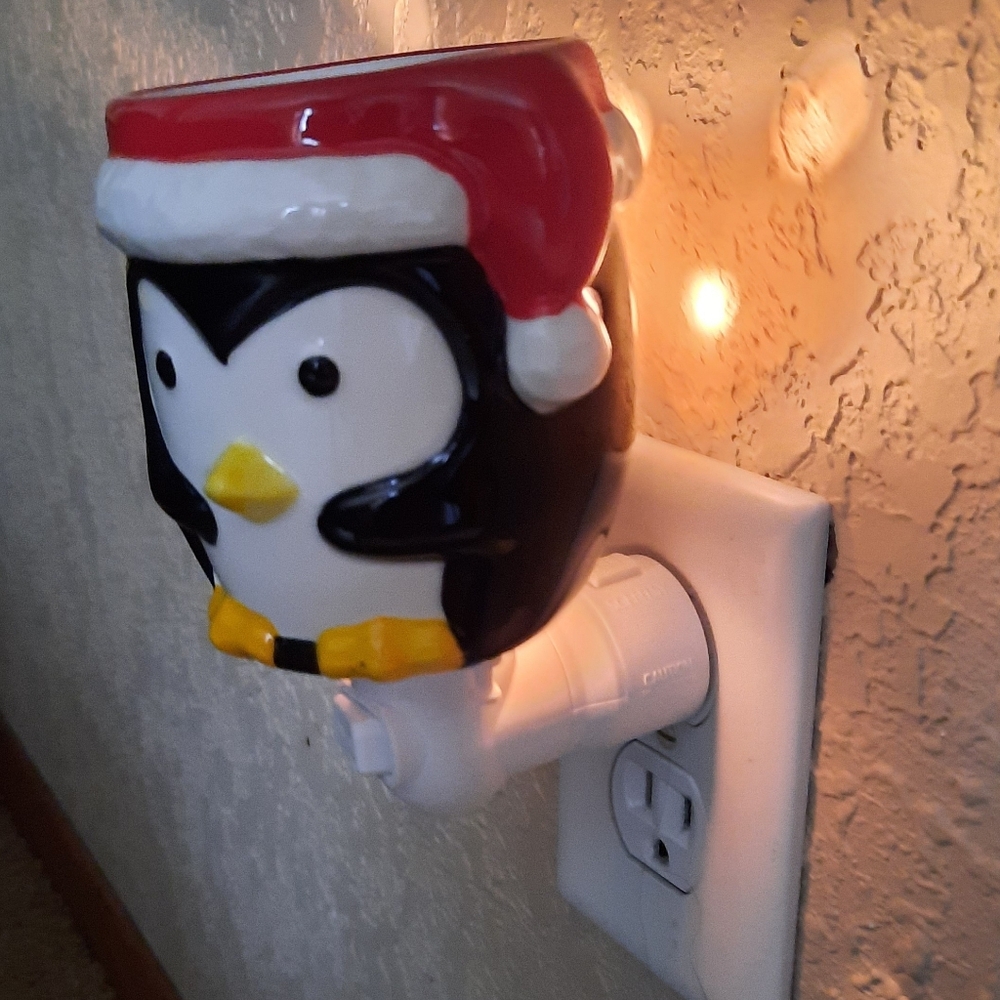 Scentsy "Baby Tux" nitelight wax warmer penguin boxed plug-in